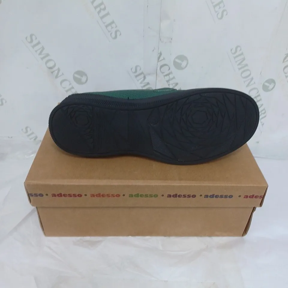 BOXED ADESSO LADIES FLAT SHOES WITH GOLD CHAIN DETAIL GREEN SIZE EU 39