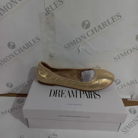 BOXED PAIR OF DREAM PAIRS SIZE 8 SOLE-HAPPY GOLD SLIPPER 