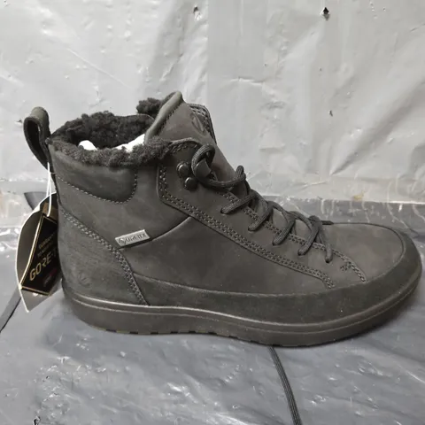 UNBOXED PAIR OF ECCO SOFT 7 TRED BOOTS IN BLACK - SIZE 40