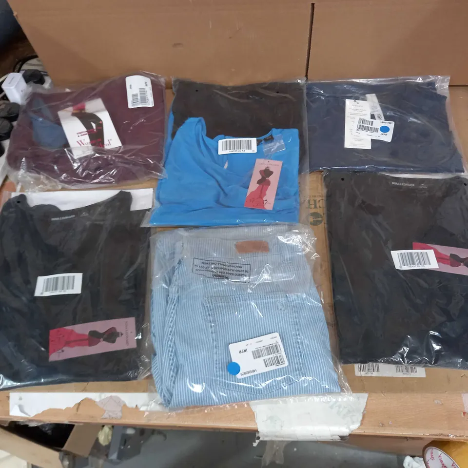 LOT OF APPROX 48 ASSORTED WOMENS CLOTHES TO INCLUDE JUMPERS, BLOUSE, JEANS ETC