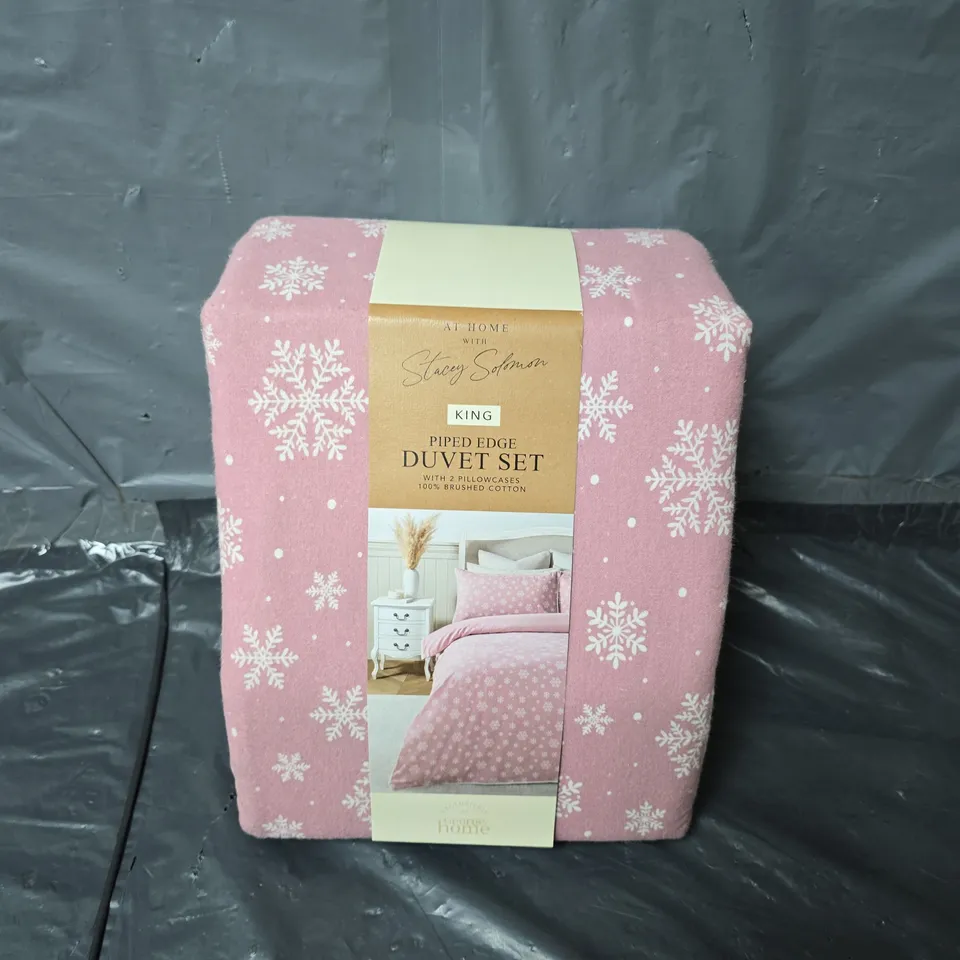 AT HOME WITH STACEY SOLOMON PIPED EDGE DUVET SET IN PINK SNOWFLAKE DESIGN - KING
