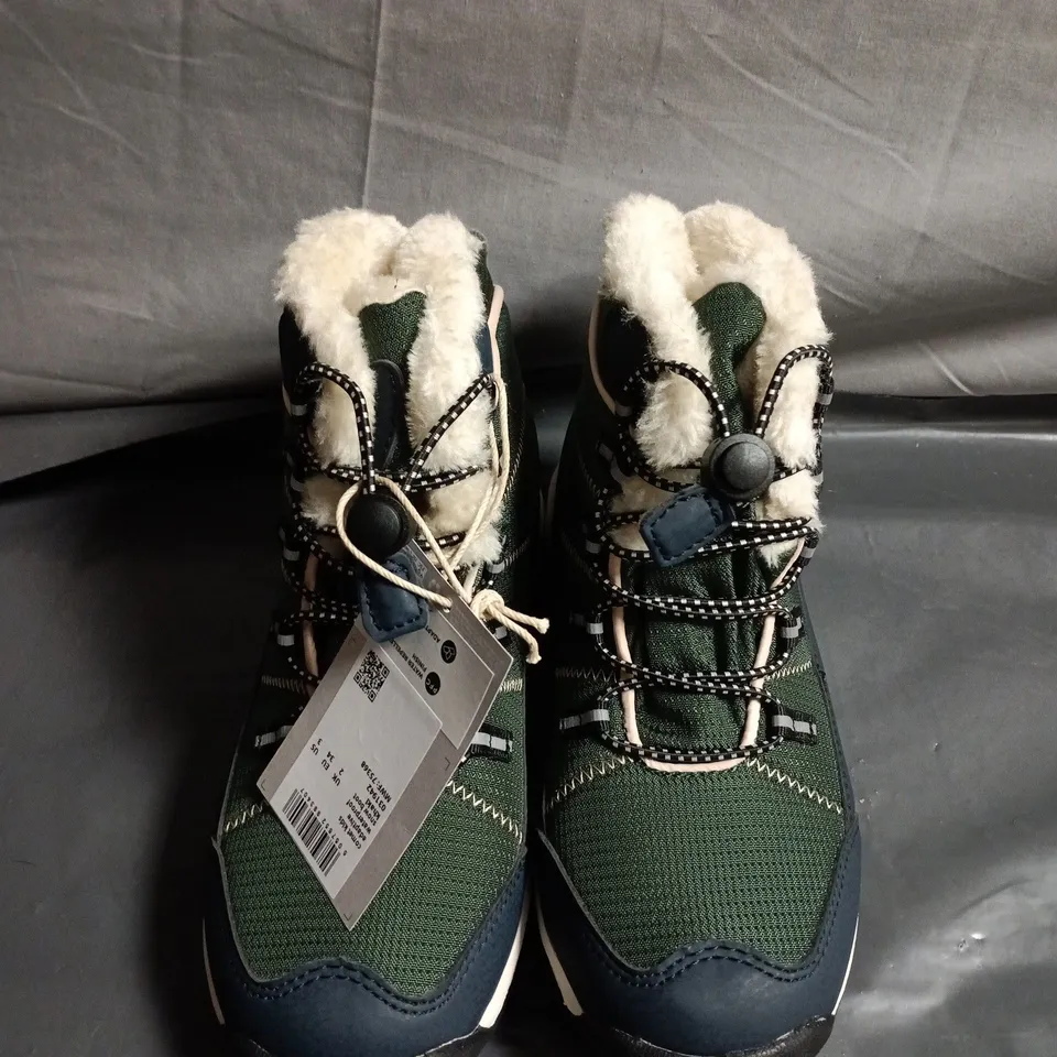 PAIR OF MOUNTAIN WAREHOUSE COMET KIDS WATERPROOF SNOW BOOTS –UK SIZE 2 - KIDS