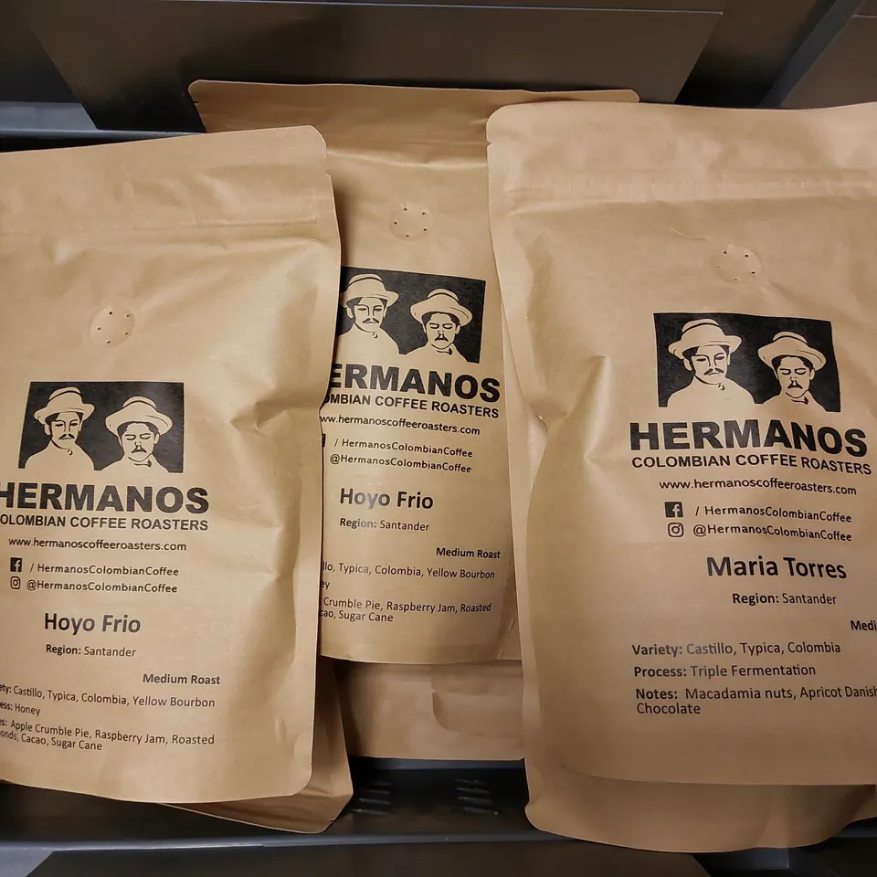 BOX OF APPROX 10 BAGS OF COFFEE TO INCLUDE HERMANOS COFFEE, CLIMPSON & SONS COFFEE AND EXHALE ORGANIC COFFEE