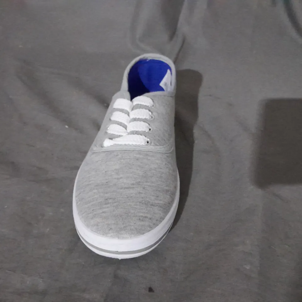 APPROXIMATELY 8 BAGGED PAIRS OF GREY PUMP STYLE SHOES TO INCLUDE SIZE 5