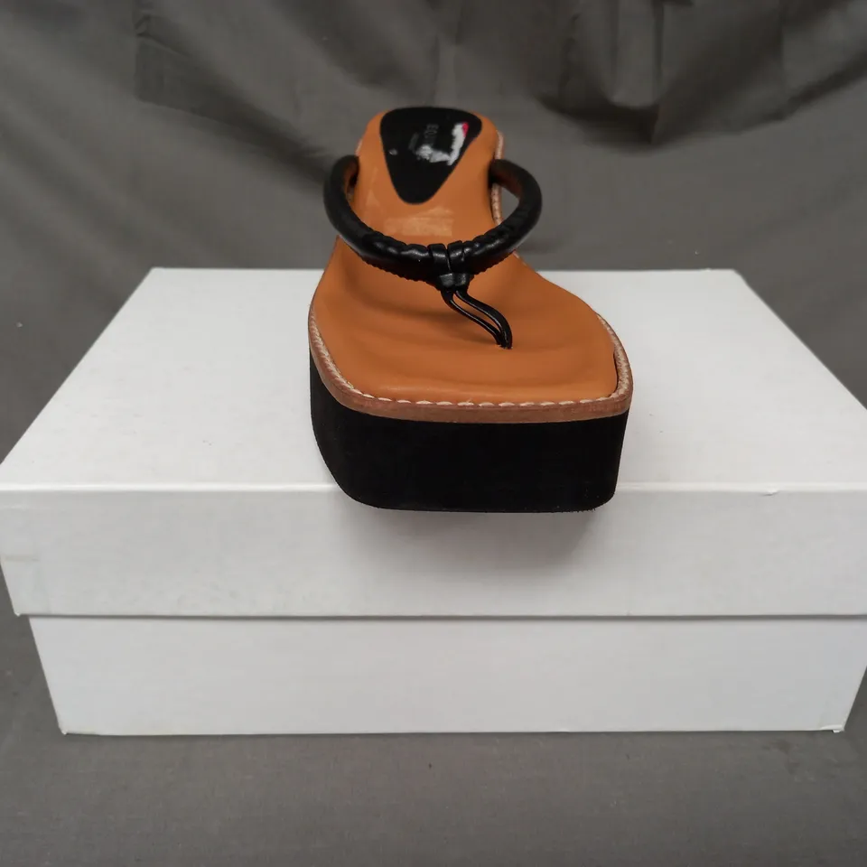 BOXED PAIR OF EQUITARE PINET PLATFORM TOE-POST SANDALS IN BLACK EU SIZE 38