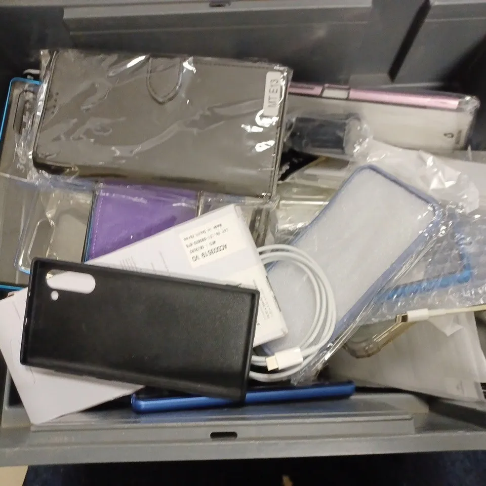 BOX OF APPROX 20 ASSORTED ITEMS TO INCLUDE - SAMSUNG FASTER WIRELESS CHARGER PAD - GRITIN MINI FILL LIGHT SELFIE STICK - IPHONE 13 PRO PINK PHONE CASE ECT 