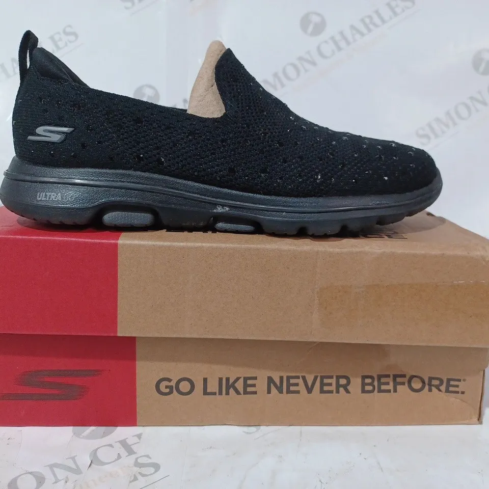 BOXED PAIR OF SKECHERS TRAINERS IN BLACK SIZE 4