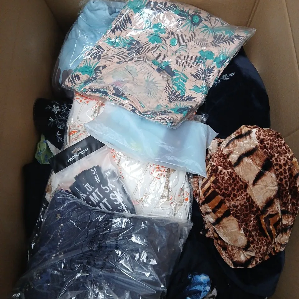 LARGE BOX OF APPROXIMATELY 20 ASSORTED CLOTHING ITEMS IN VARIOUS SIZES, STYLES AND COLOUR 