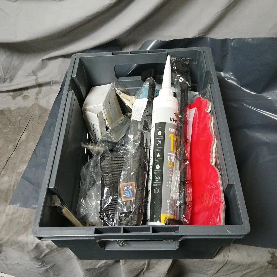 APPROXIMATELY 18 ASSORTED HOUSEHOLD ITEMS TO INCLUDE KITCHEN CUPBOARD HANDLES, ONE HOUR CAULK ETC