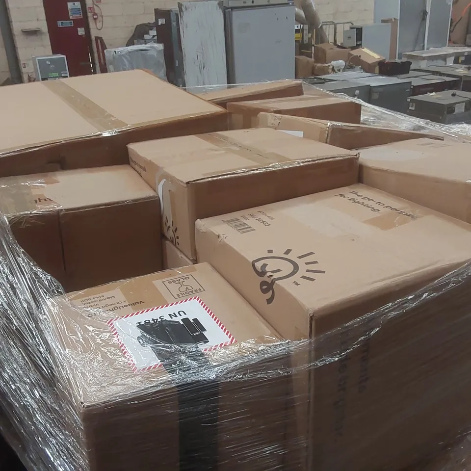 PALLET CONTAINING A VERY LARGE QUANTITY OF ASSORTED DESIGNER LIGHTING PRODUCTS