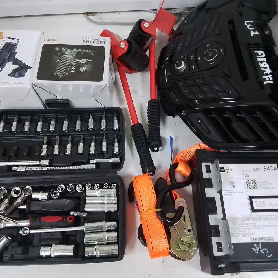 LOT OF 13 ASSORTED AUTOMOTIVE ITEMS TO INCLUDE SOCKET SET,SMARTPHONE HOLDERS AND CD MODULE