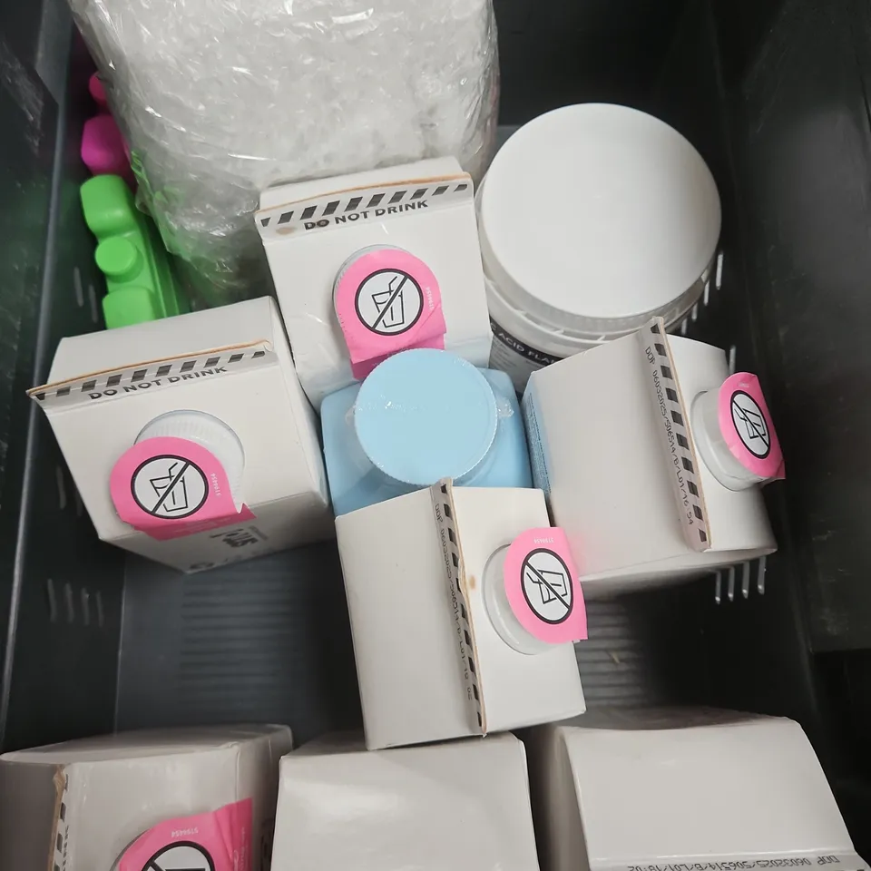 APPROXIMATELY 15 ASSORTED HOUSEHOLD ITEMS TO INCLUDE WASHING UP LIQUID, UV EPOXY, ICE PACKS ETC 