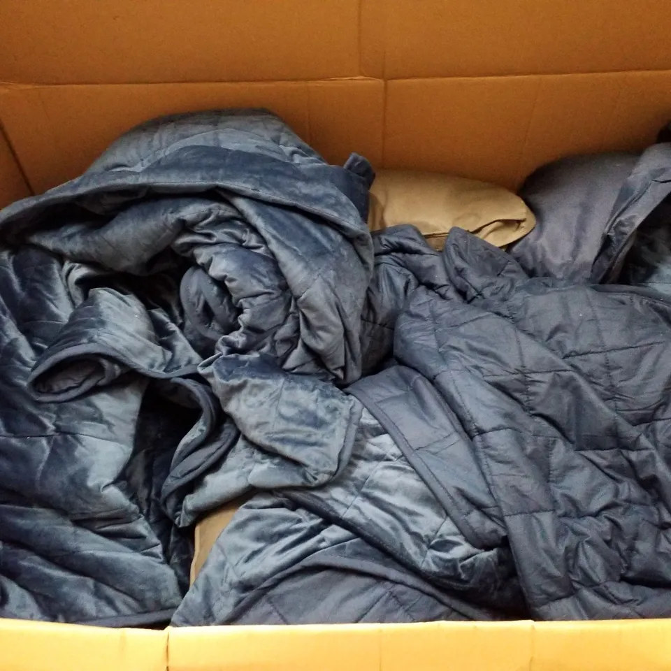 PALLET CONTAINING ASSORTED WEIGHTED BLANKETS