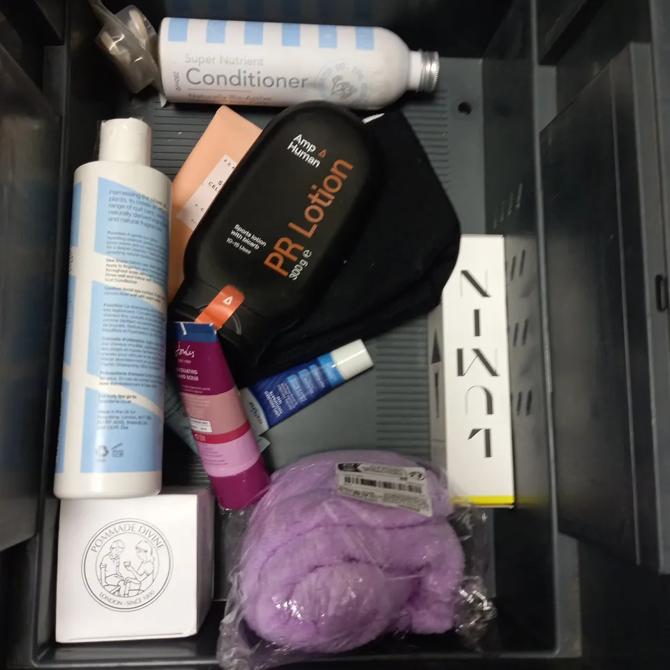 BOX OF APPROXIMATELY 20 COSMETIC ITEMS TO INCLUDE - DISNEY FROZEN LIP BALM - PROVOKE PURPLE SHAMPOO - VASELINE BODY OIL - ETC 