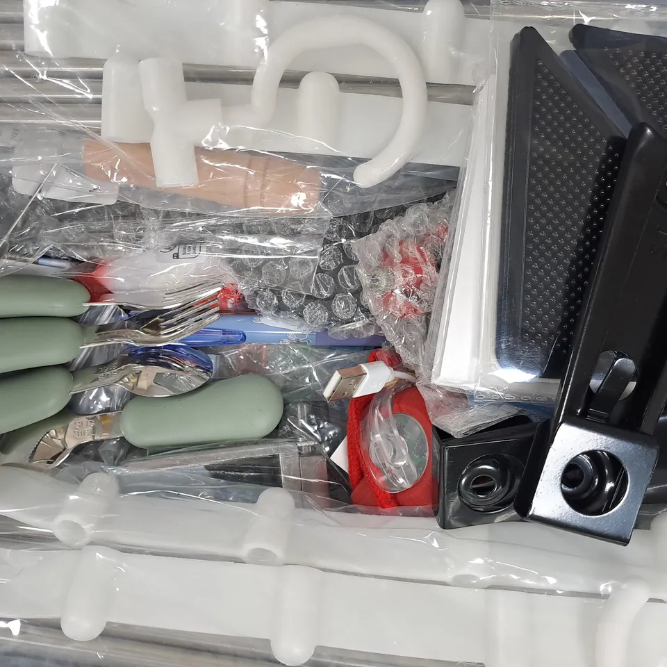 APPROXIMATELY 20 ASSORTED HOUSEHOLD ITEMS TO INCLUDE USB BBQ LIGHTER, AIR UP POD, ETC