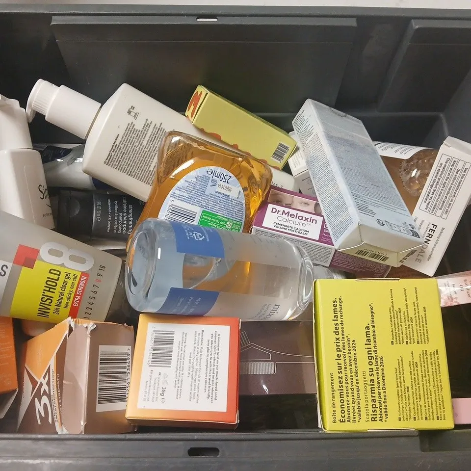 APPROXIMATELY 15 ASSORTED HEALTH & BEAUTY PRODUCTS TO INCLUDE NEUTROGENA BODY LOTION, GRUUM SHAMPOO BAR, CENTELLA WATER-FIT SEUN SERUM, ETC - COLLECTION ONLY