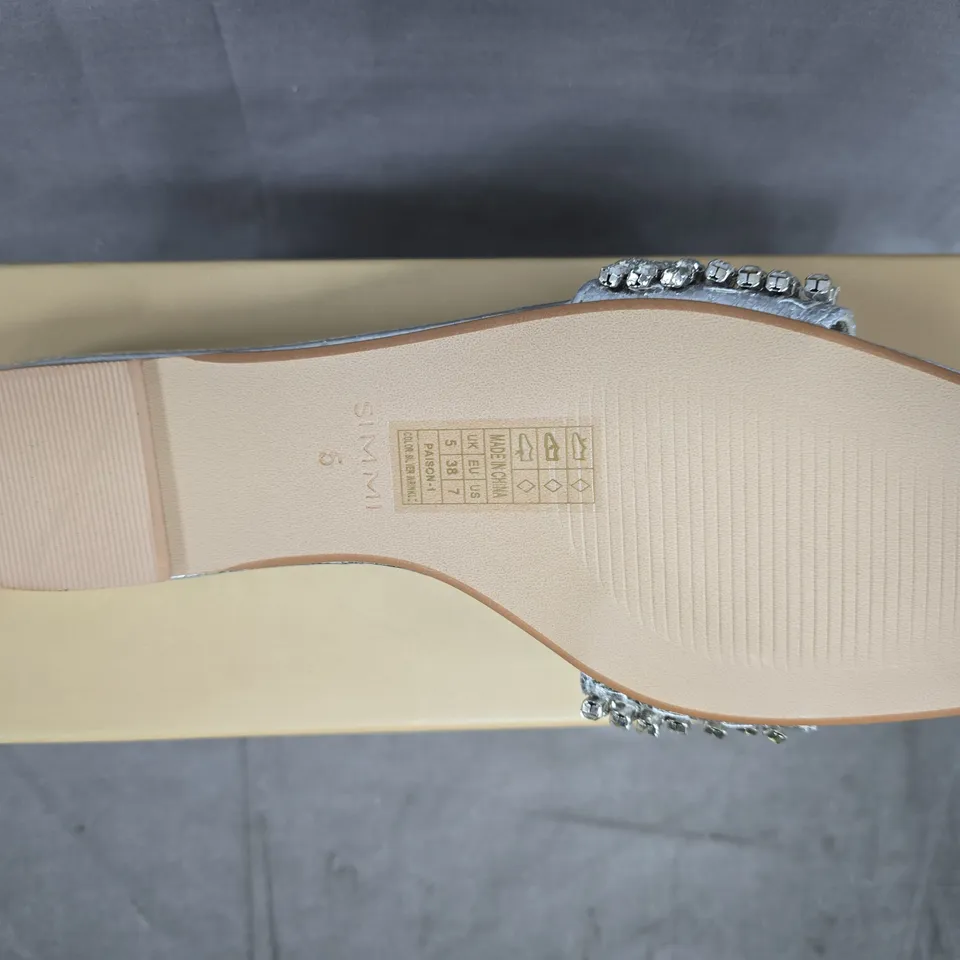 BOXED PAIR OF SIMMI LONDON OPEN TOE FLAT SANDALS IN METALLIC SILVER SIZE UK 5