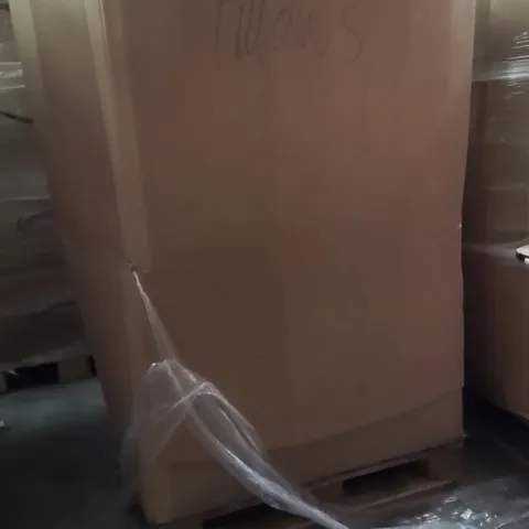 PALLET CONTAINING A LARGE QUANTITY OF PILLOWS