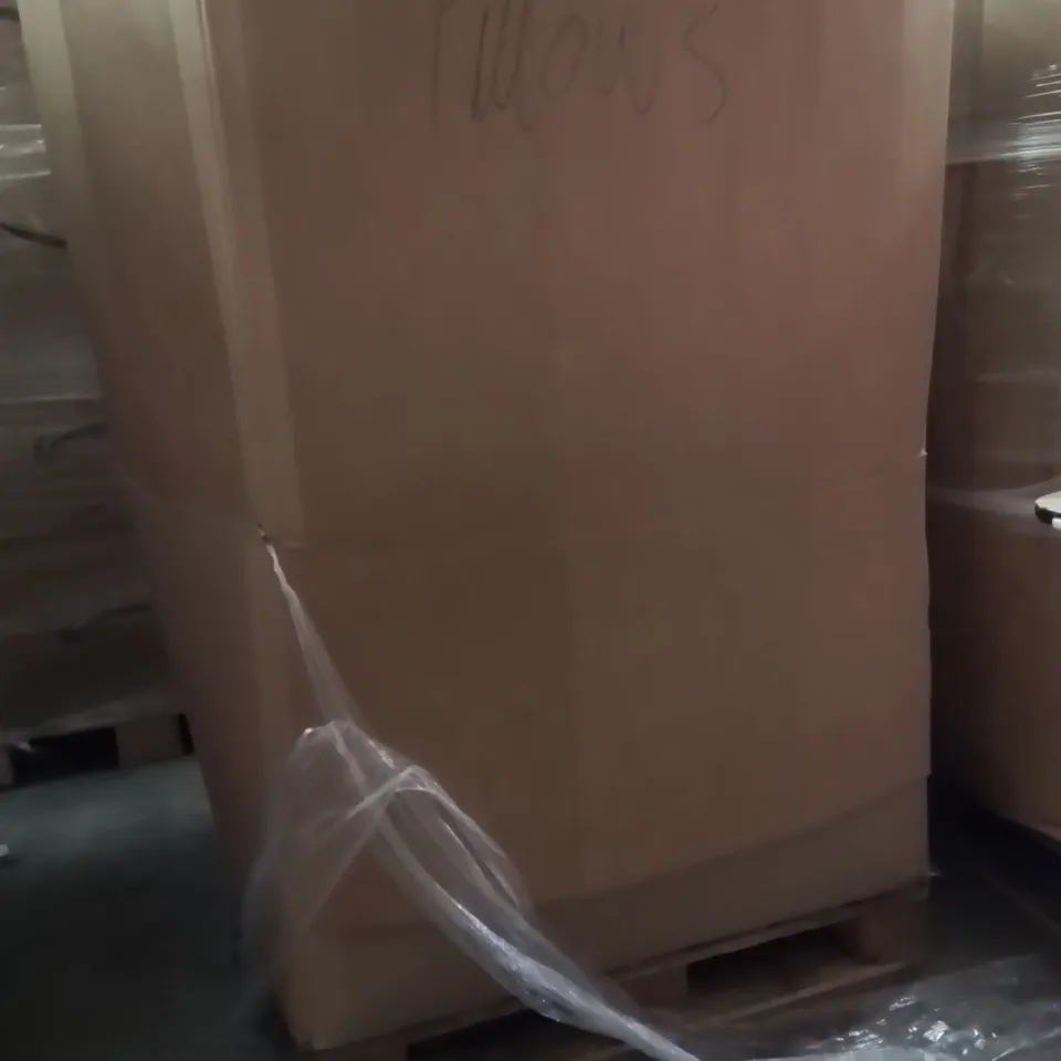 PALLET CONTAINING A LARGE QUANTITY OF PILLOWS 