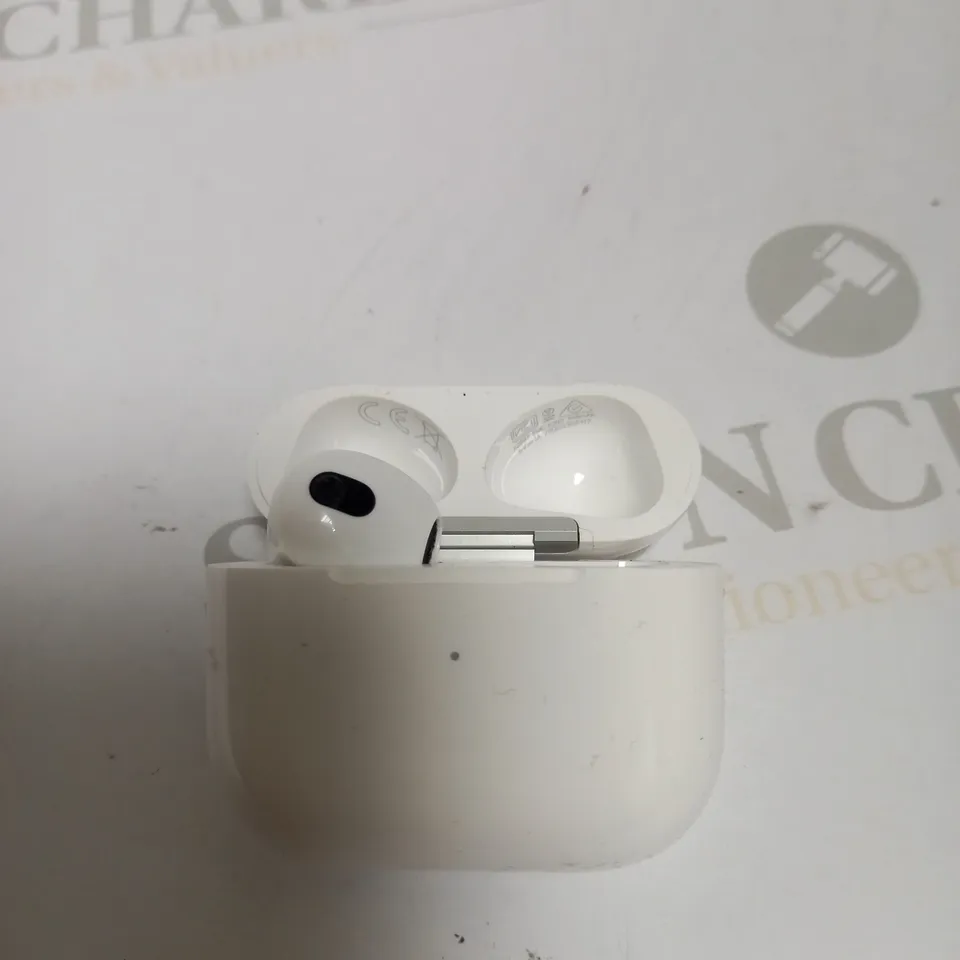 APPLE AIRPODS (3RD GENERATION)