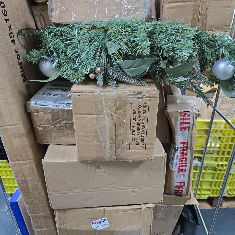 APPROXIMATELY 15 ASSORTED DAMAGED/FAULTY HOUSEHOLD PRODUCTS TO INCLUDE BATH MAT, CANDLE TRAY, MIRROR ETC 