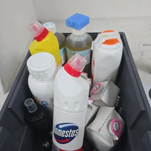 APPROXIMATELY 12 ASSORTED HOUSEHOLD LIQUIDS INCLUDING SOFOLOGY FABRIC CLEANER AND DR BECKMANN STAIN REMOVER