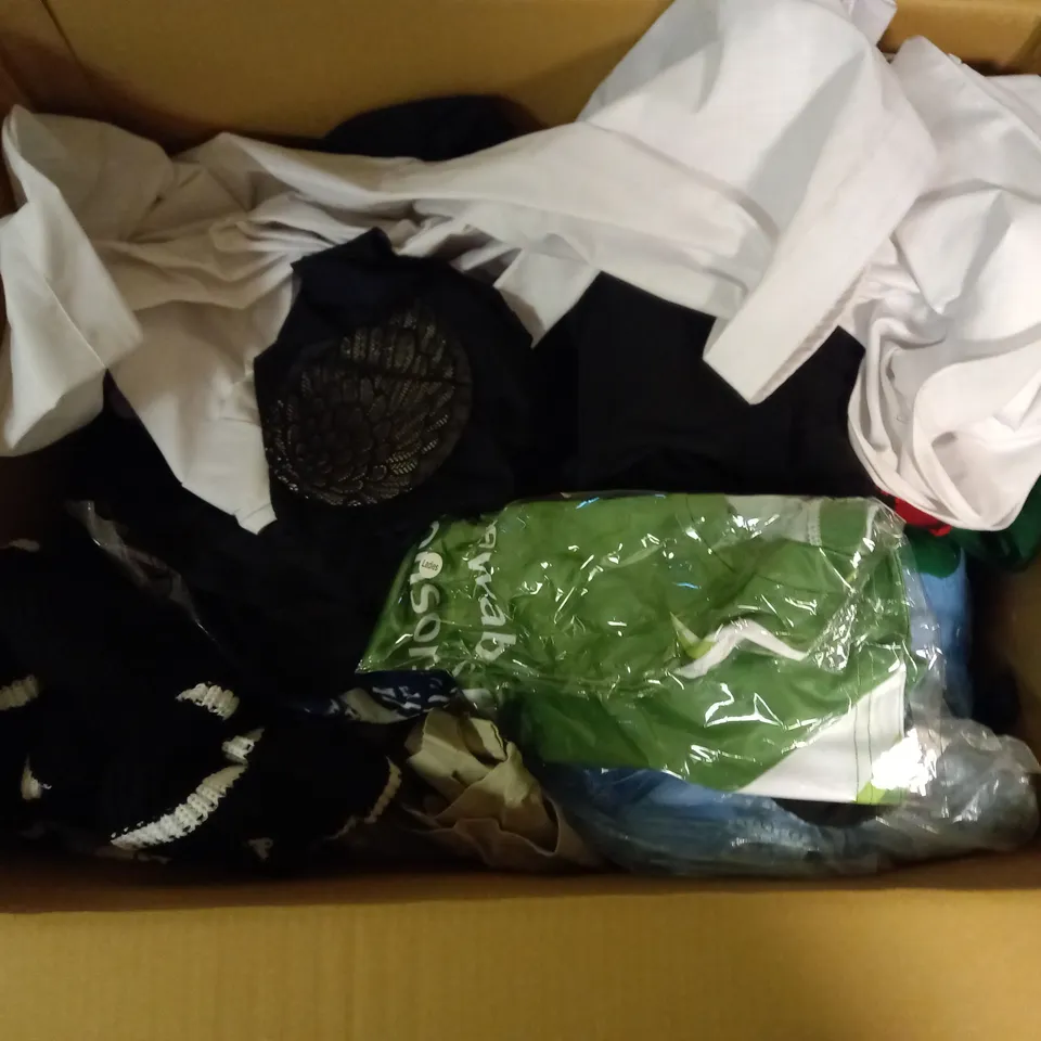 BOX OF APPROX 20 ASSORTED CLOTHING ITEMS VARYING IN SIZE/COLOUR/STYLE TO INCLUDE: TROUSERS, TOPS, JUMPERS	