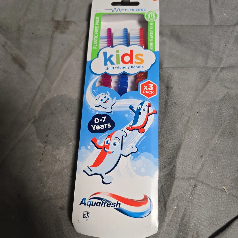 APPROXIMATELY 20 ASSORTED HEALTH AND BEAUTY PRODUCTS INCLUDING AQUAFRESH  KIDS TOOTHBRUSHES , MULTIFUNCTIONAL ELECTRIC NAIL MACHINE AND EYELID CLEANSER 