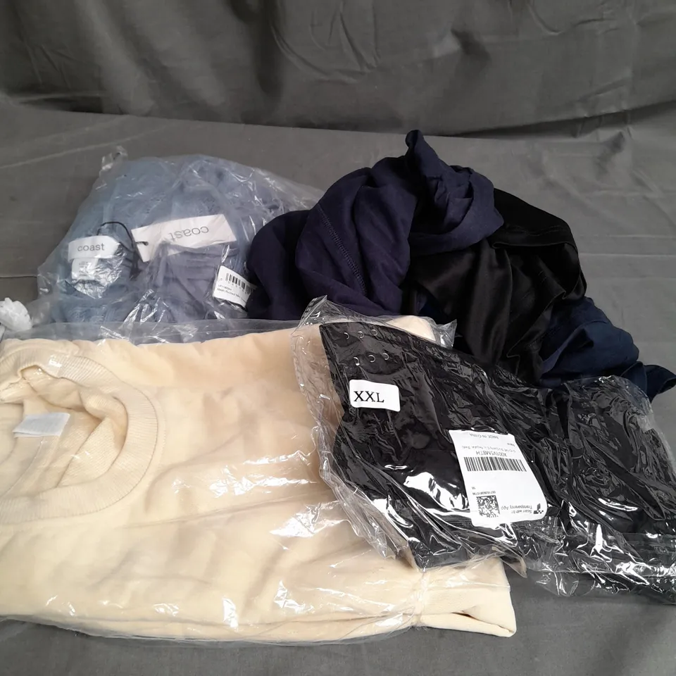 BOX OF APPROXIMATELY 25 ASSORTED CLOTHING ITEMS TO INCLUDE - T-SHIRT , JUMPER , TROUSERS ETC