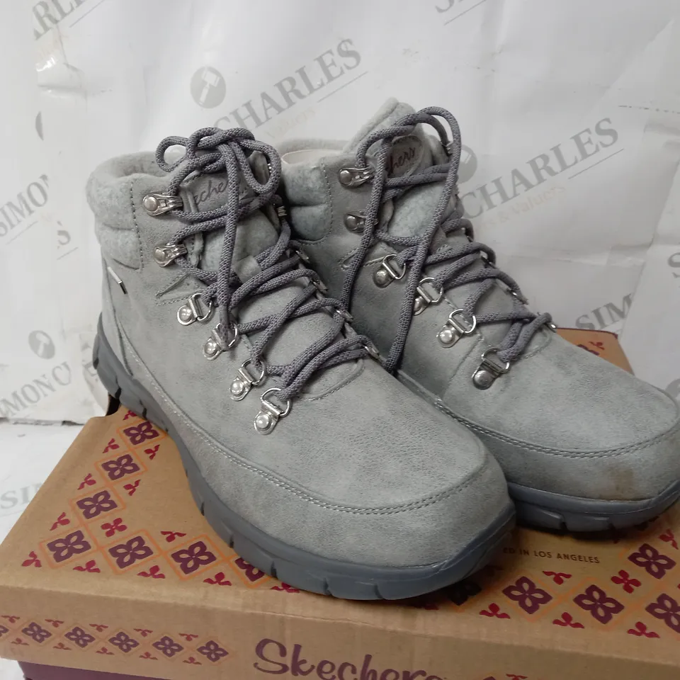 BOXED SKECHERS SYNERGY WARM TECH BOOTS, GREY - SIZE 6