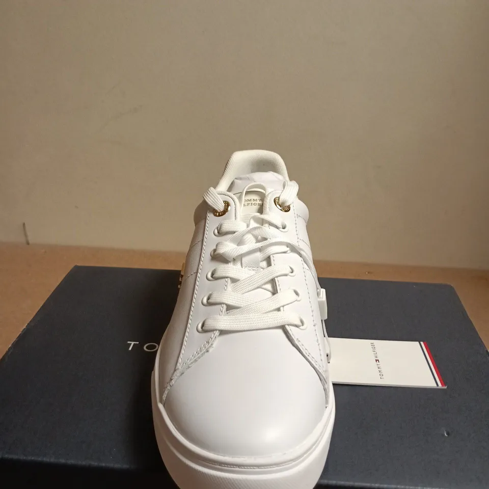 BOXED PAIR OF TOMMY HILFIGER ESSENTIAL ELEVATED COURT SNEAKER – WHITE, EU 39 (UK 6)