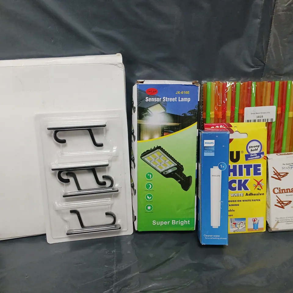 APPROXIMATELY 15 ASSORTED HOUSEHOLD ITEMS TO INCLUDE SENSOR STREET LAMP, PHILIPS CARTRIDGE, STRAWS, ETC