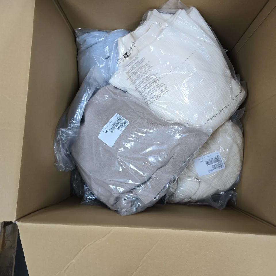 BOX OF APPROXIMATELY 20 ASSORTED CLOTHING ITEMS TO INCLUDE: D&C SWEATER SMALL