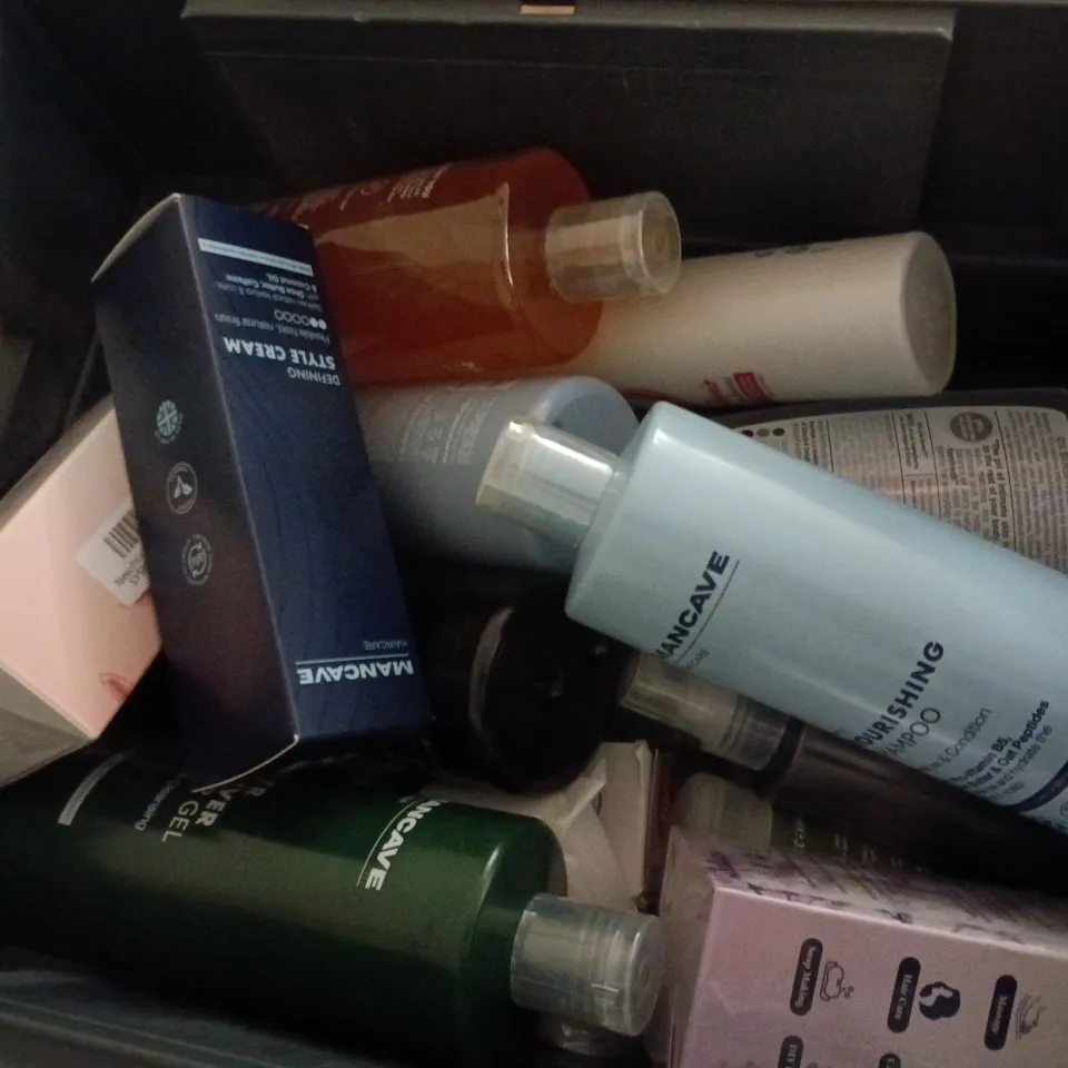 APPROXIMATELY 15 ASSORTED HEALTH & BEAUTY PRODUCTS TO INCLUDE MANCAVE NOURISHING SHAMPOO, PHATOIL ROSEHIP SEED OIL, LAVENDER ESSNTIAL OIL, ETC - COLLECTION ONLY