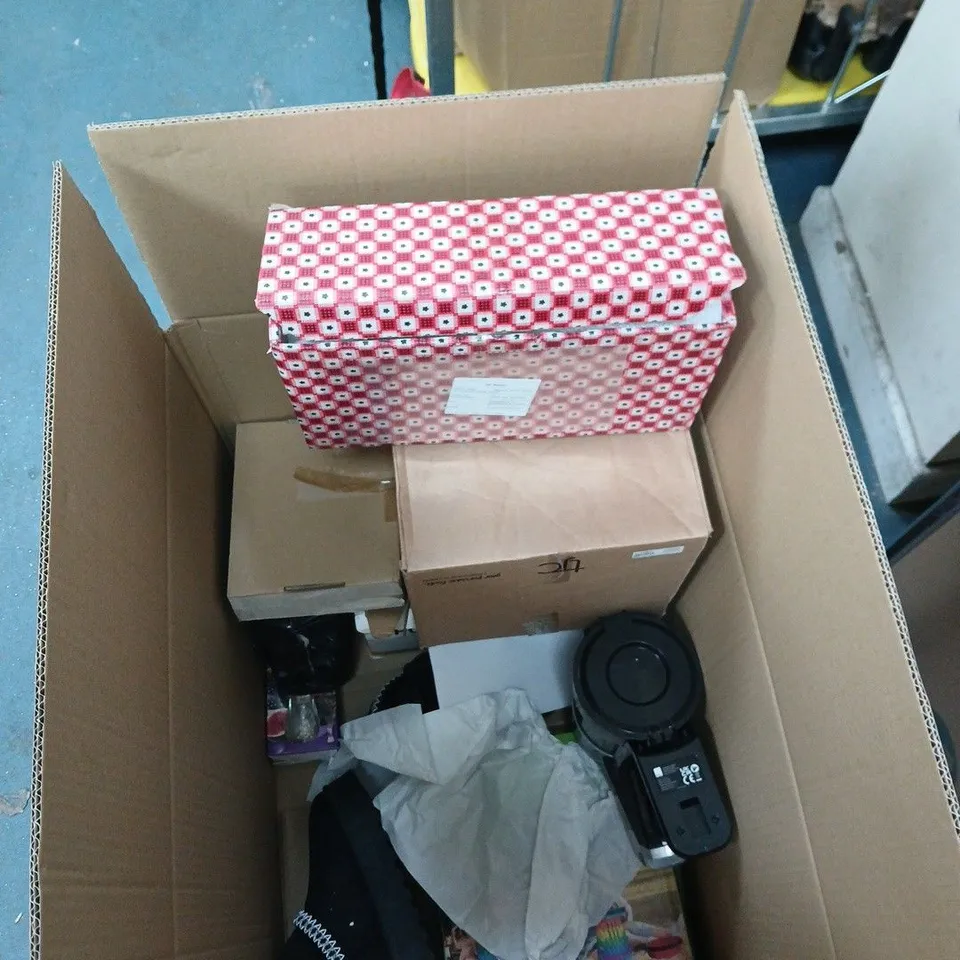 BOX OF ASSORTED HOMEWARE ITEMS INCL. BEIGE CUSHION AND BOXED ACCESSORIES BOX OF VARIOUS HOUSE HOLD AND KITCHEN GOODS APPROXIMATELY 7 ITEMS