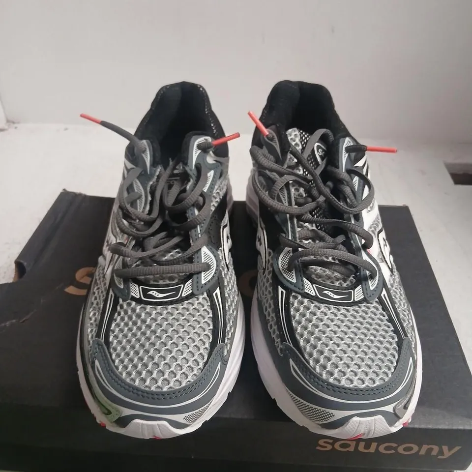 SAUCONY PROGRID OMNI 9 RUNNING SHOES – GREY/BLACK, UK 9 (MEN) / UK 9.5 (WOMEN)