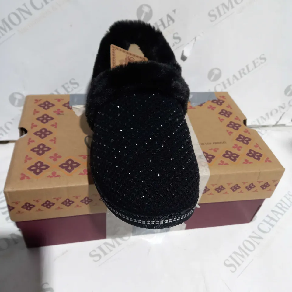 SKECHERS COZY SLIPPER BLACK - SIZE 6.5