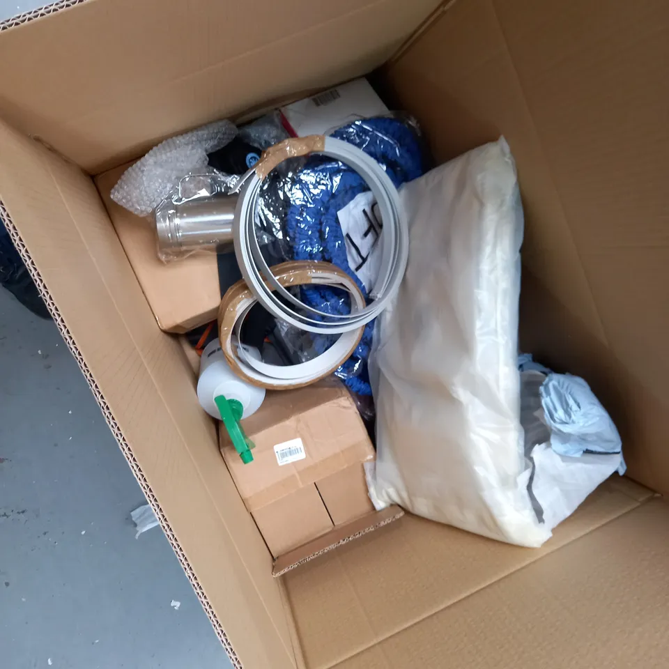 BOX OF ASSORTED ITEMSTO INCLUDE: 50FT EXTENDABLE HOSE, BOTTLES, VACUUM SEALER ROLLS, SPRAY BOTTLE, TV STANDBASE ETC 