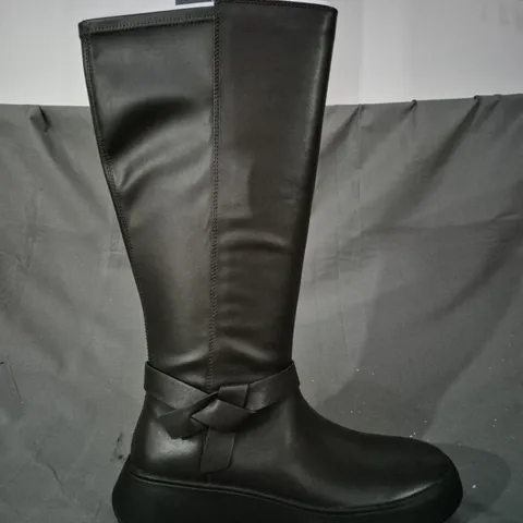 BOXED PAIR OF FITFLOP FLATFORM KNEE-HIGH BOOTS IN DARK BROWN UK SIZE 6.5