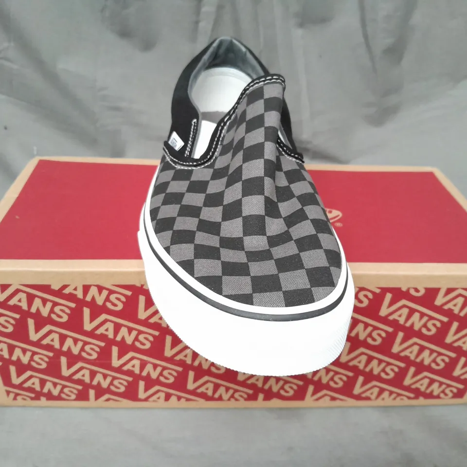 BOXED PAIR OF VANS OFF THE WALL CLASSIC SLIP-ON SHOES IN BLACK/PEWTER CHECKERBOARD UK SIZE 9.5