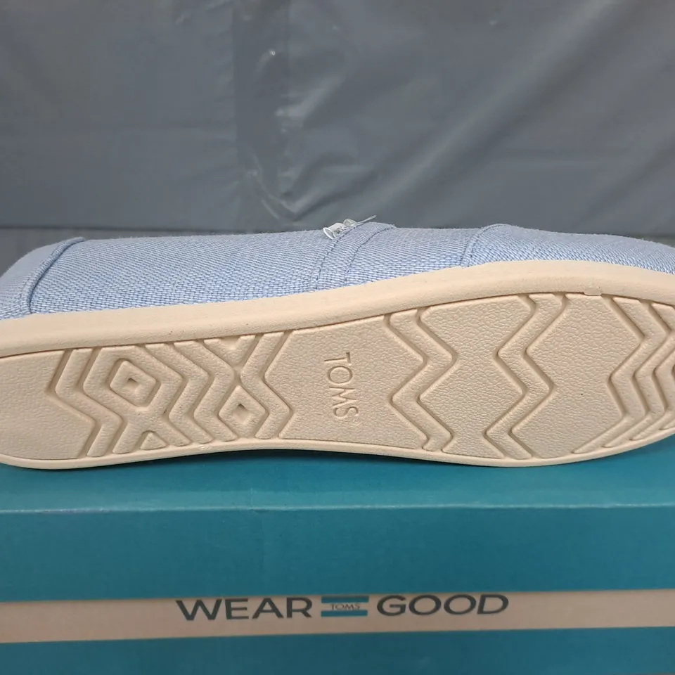 BOXED PAIR OF TOMS WOMENS ALPARGATA CLASSIC IN COOL BLUE HERITAGE CANVAS - 10