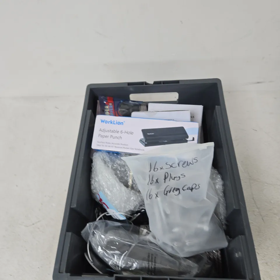 TOTE OF APPROXIMATELY 15 ASSORTED ITEMS TO INCLUDE: BEACH HUT SALT AND PEPPER SHAKERS