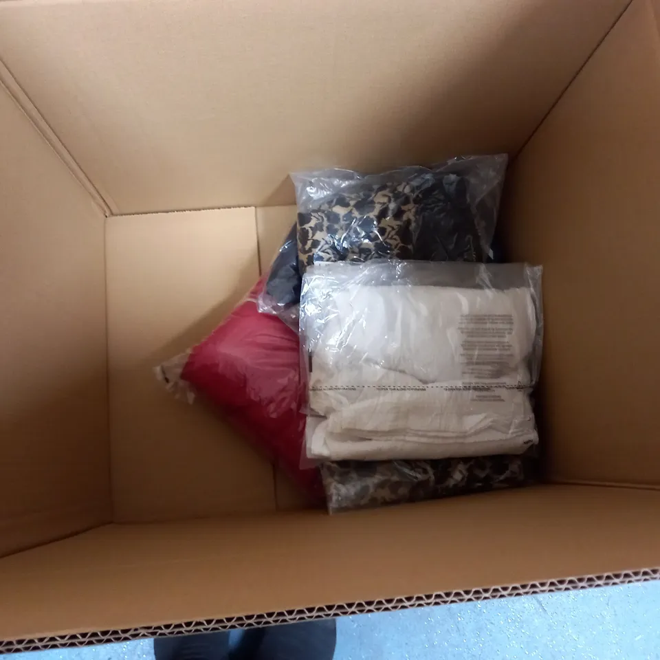 APPROXIMATELY 12 LADIES CLOTHING ITEMS. VARIOUS SIZE, COLOURS AND STYLES