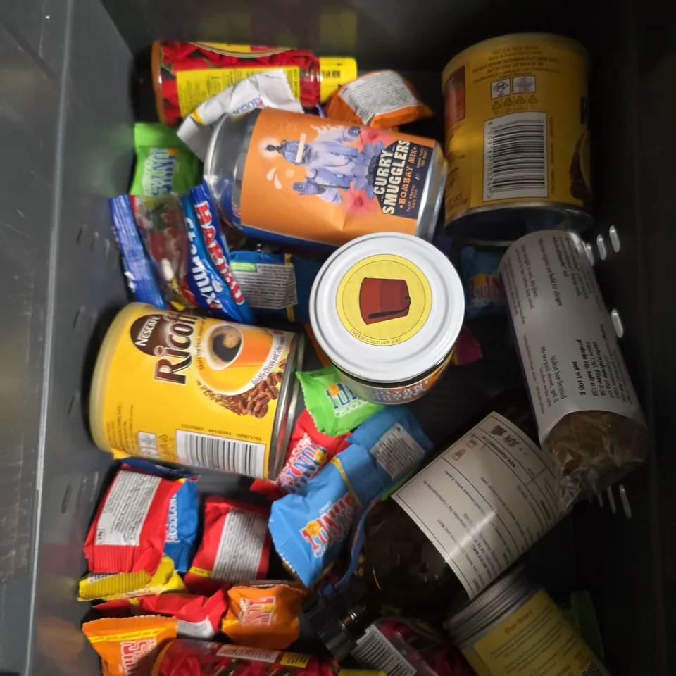 APPROXIMATELY 15 ASSORTED FOOD/DRINK PRODUCTS TO INCLUDE PILAU RICE, TEA, CHAI COOKIE MIX ETC 