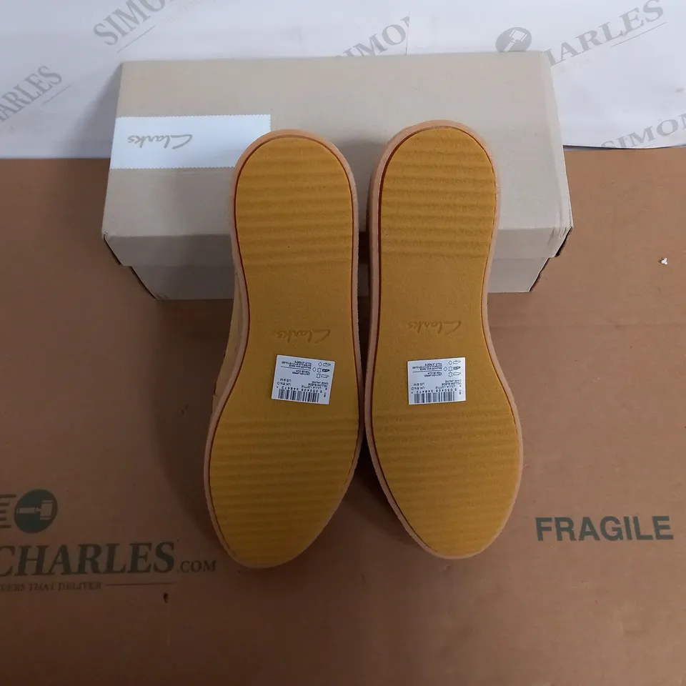 BOXED PAIR OF CLARKS YELLOW SHOES SIZE 6.5D