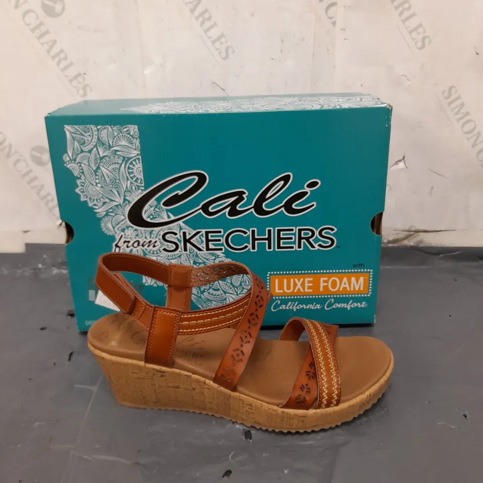 SKETCHERS CALI WOMENS SIZE 9 WEDGE HEEL SANDALS 