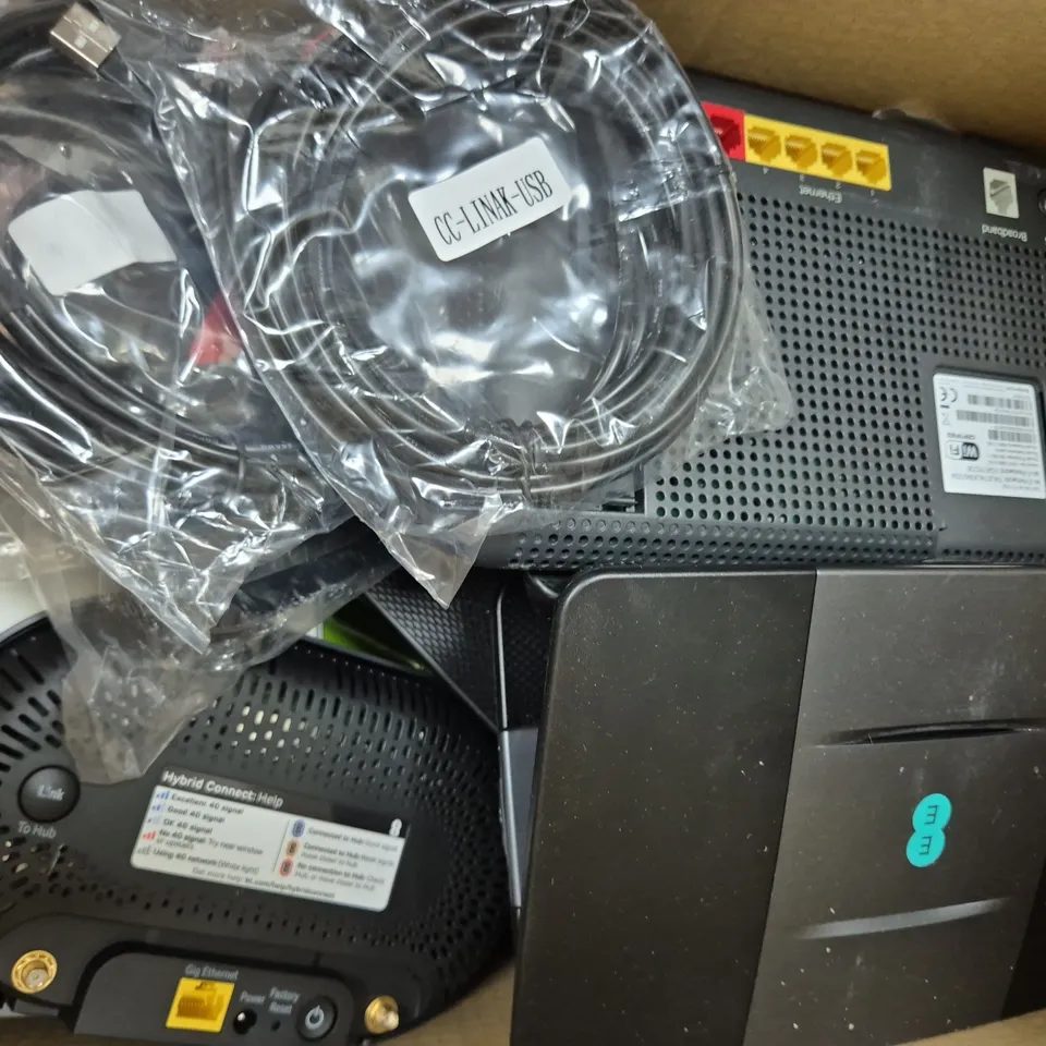 BOX OF APPROXIMATELY 10 ASSORTED ELECTRICAL ITEMS TO INCLUDE VIRGIN MEDIA HUB 3.0 ROUTER, ETC