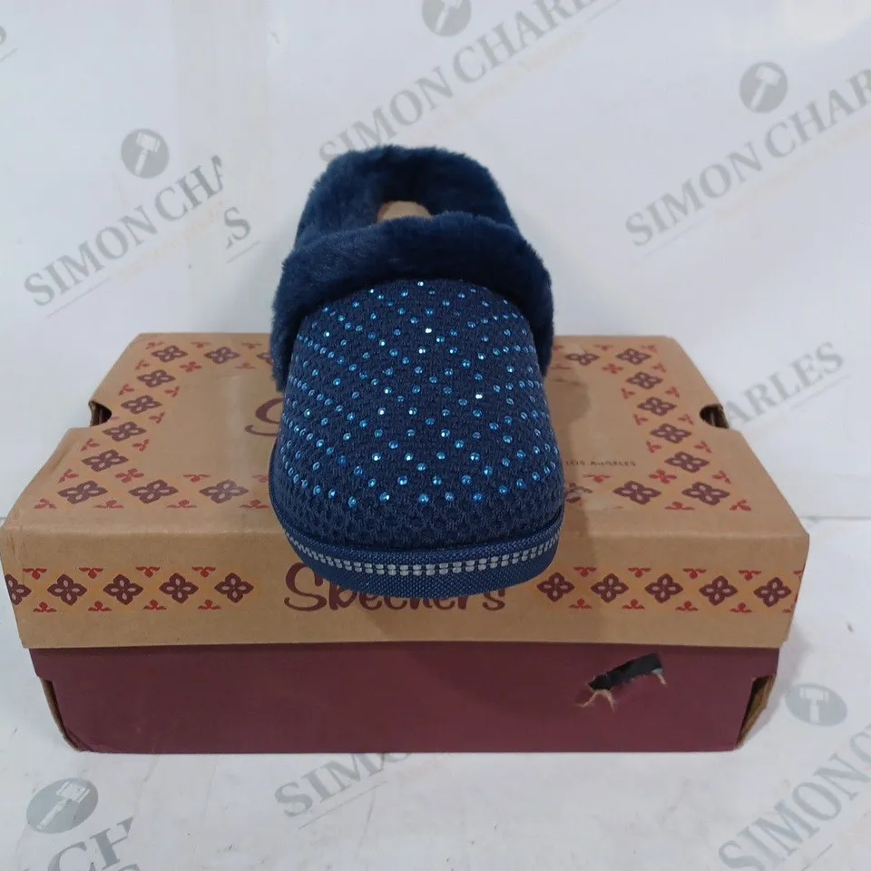 BOXED PAIR OF SKECHERS COZY SLIPPERS IN NAVY SIZE 4.5