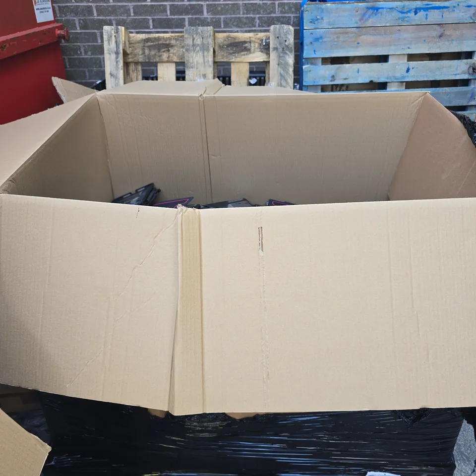 PALLET CONTAINING A LARGE QUANTITY OF ASSORTED TABLET CASES