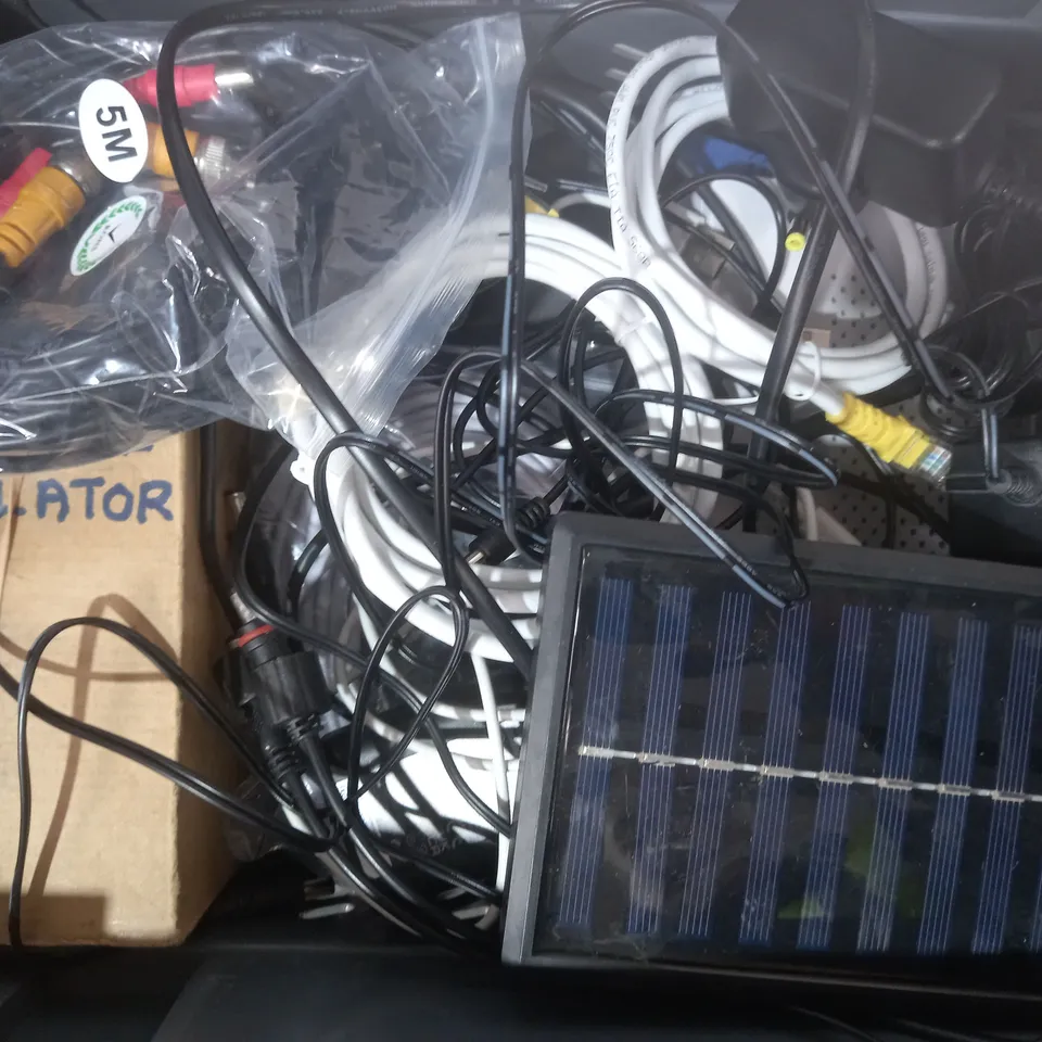 APPROXIMATELY 10 ASSORTED ELECTRICAL ITEMS TO INCLUDE CAT5E NETWORKING CABLE, AC/DC CHARGER, ETC